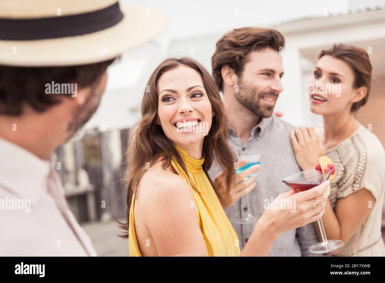 Amici che socializzano in un cocktail party Foto Stock