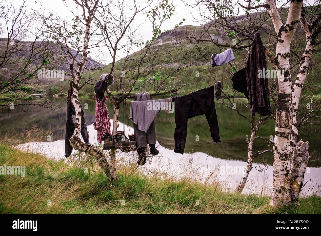 Vestiti e stivali da trekking appesi sulla clothesline in campagna, Lakselv, Norvegia Foto Stock