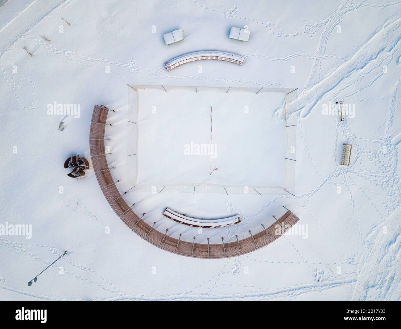 Russia, Leningrado Oblast, Tikhvin, veduta aerea di un campo da pallavolo coperto di neve vuoto Foto Stock