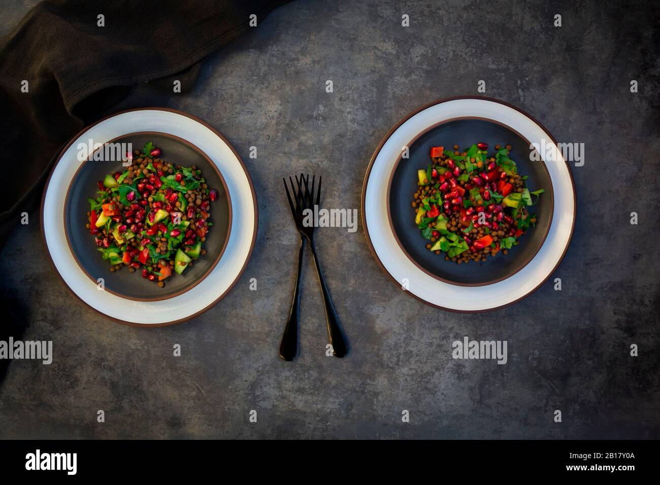 Insalata orientale di lenticchie, cetrioli, peperone, prezzemolo e semi di melograno Foto Stock