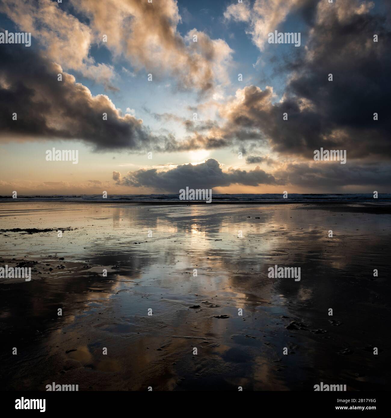 UK, Galles, Pembrokeshire, Freshwater West Beach al tramonto Foto Stock