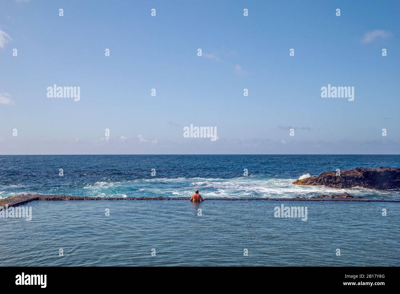 Spagna, la Gomera, Hermigua, uomo che nuota in piscina di acqua di mare Foto Stock