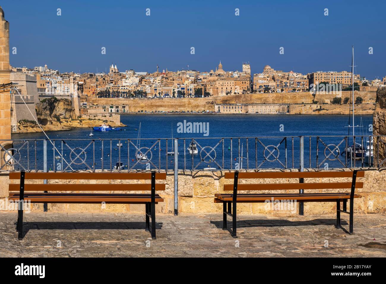 Malta, la Valletta, lo skyline della città e il Grand Harbour dal punto di vista con panchine Foto Stock Malta, la Valletta, lo skyline della città e il Grand Harbour dal punto di vista con panchine Foto Stock