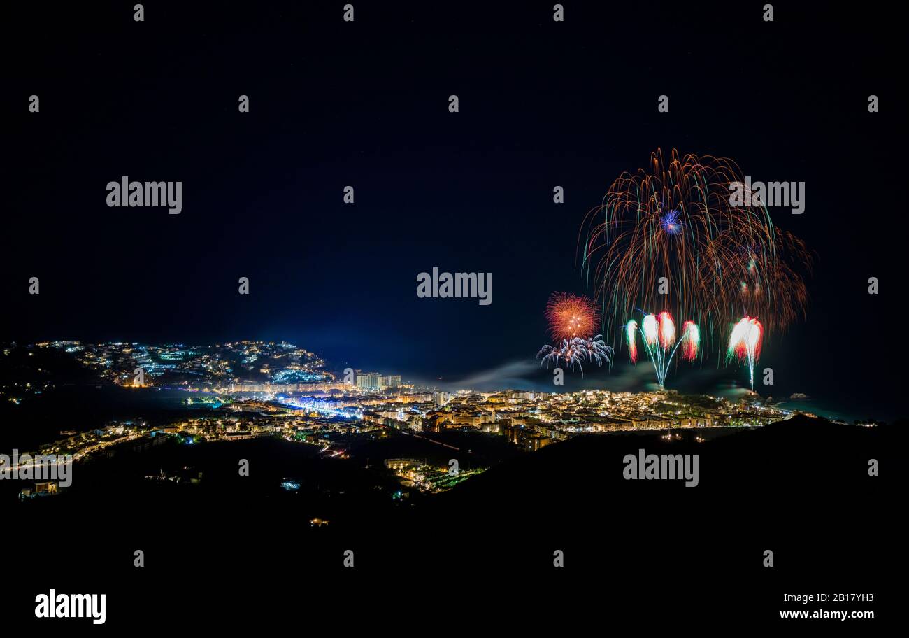 Spagna, Granada, Almunecar, città illuminata e fuochi d'artificio di notte Foto Stock