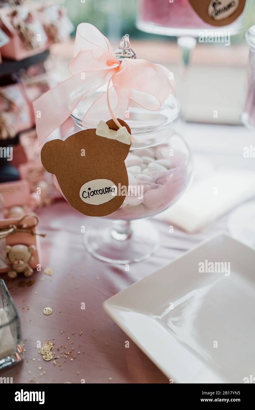 Piastra in porcellana vuota vicino ai vasetti di caramelle sul tavolo da festa (lorence, Italia) Foto Stock