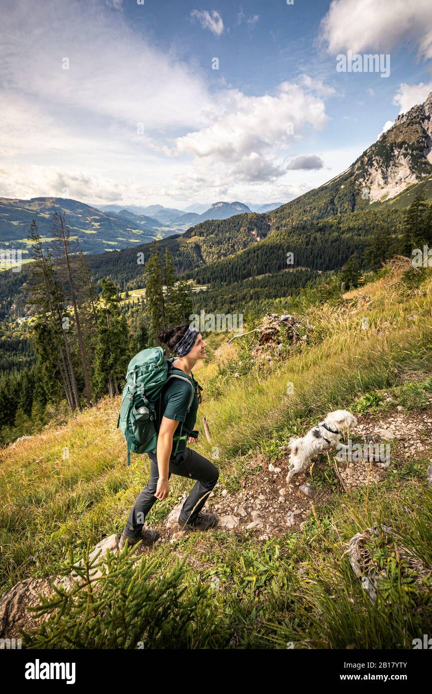 Donna con escursioni in cane a Wilder Kaiser, Kaiser montagne, Tirolo, Austria Foto Stock