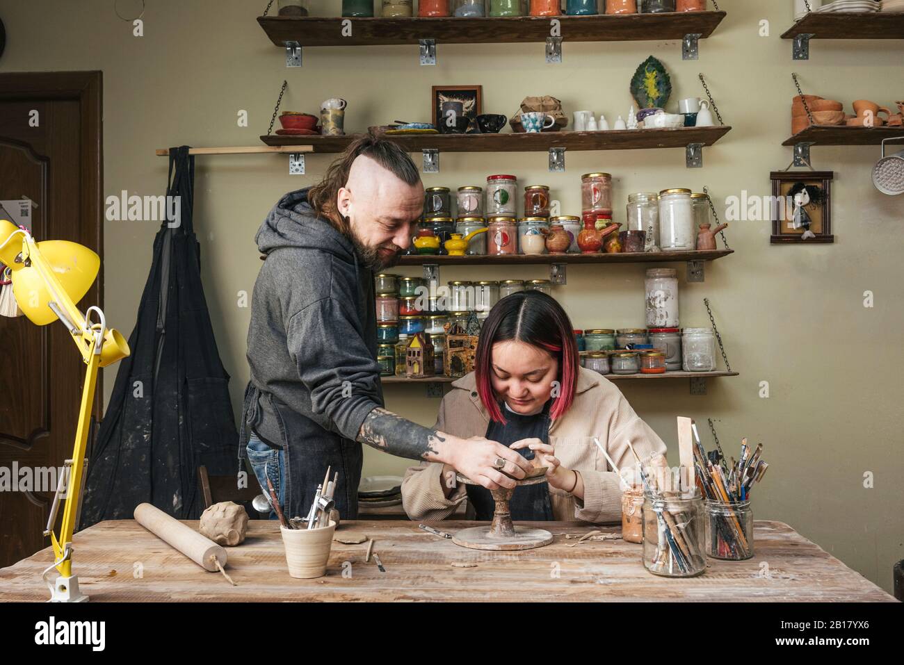 Tirocinante per l'insegnamento di Potter in officina Foto Stock