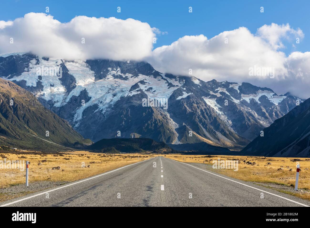 Nuova Zelanda, Oceania, South Island, Canterbury, ben Ohau, Alpi del Sud (Alpi della Nuova Zelanda), Parco Nazionale del Monte Cook, Mount Cook Road e Aoraki / Mount Cook, strada vuota nel paesaggio di montagna Foto Stock