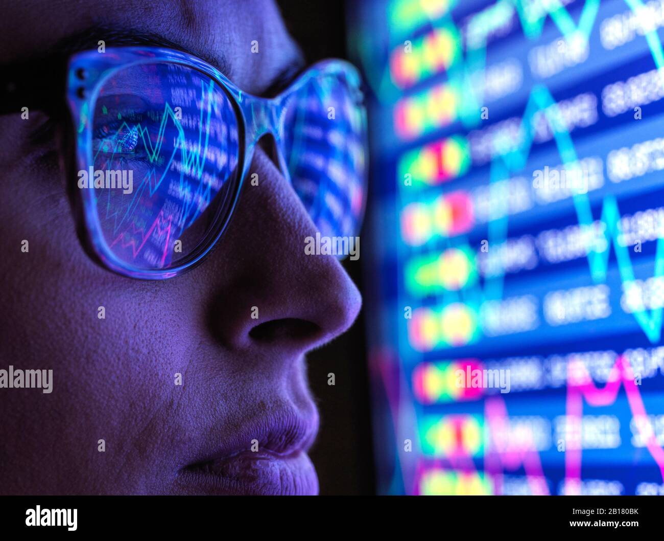 Analista femminile che visualizza i dati del mercato finanziario su uno schermo Foto Stock