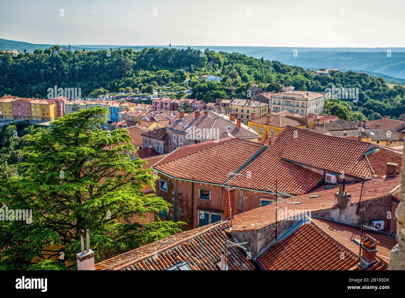 Croazia, Istria, Labin, Vista della città vecchia e del mare Adriatico Foto Stock