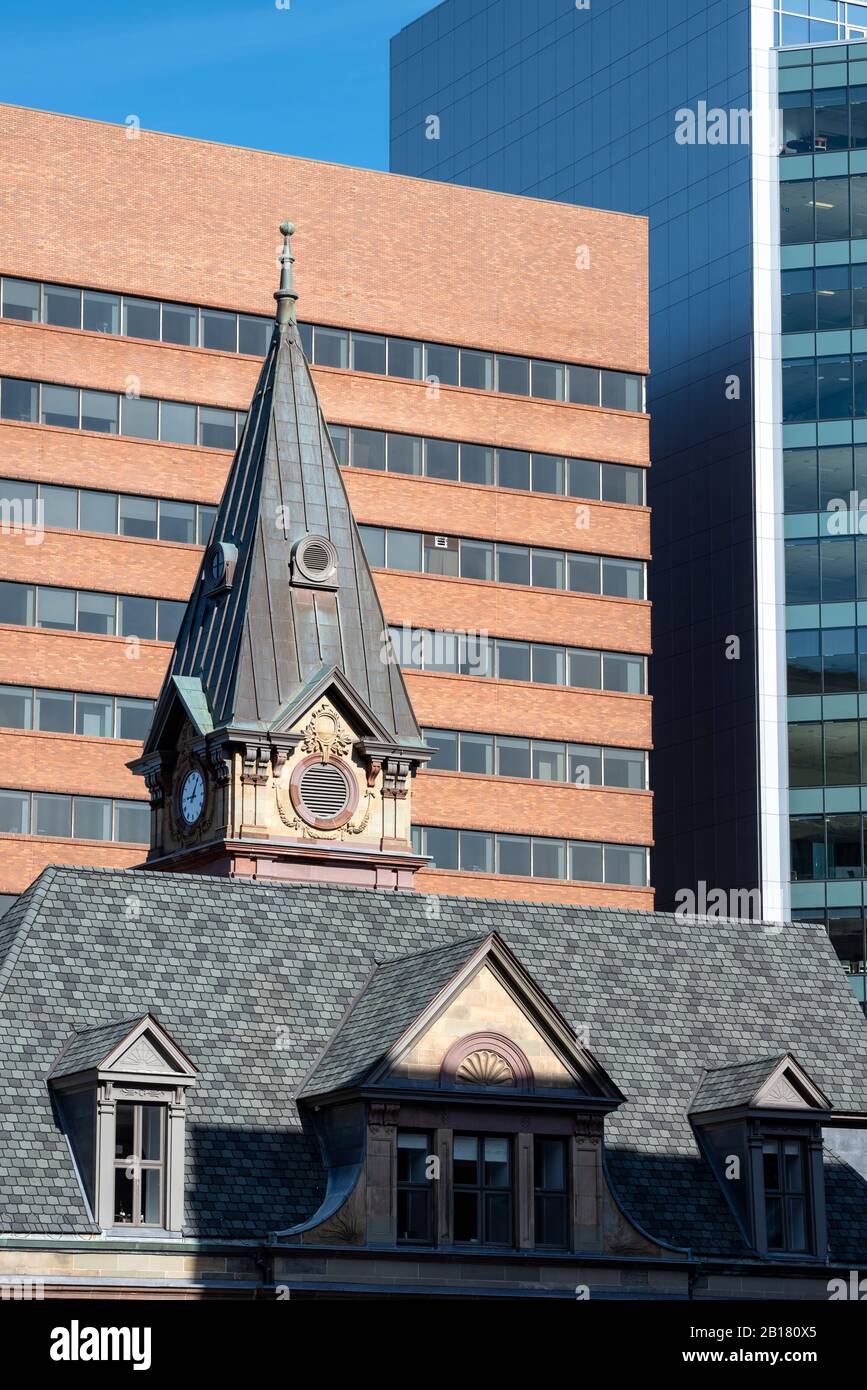 Canada, Nuova Scozia, Halifax, Torre del municipio storico contro il moderno edificio cittadino Foto Stock