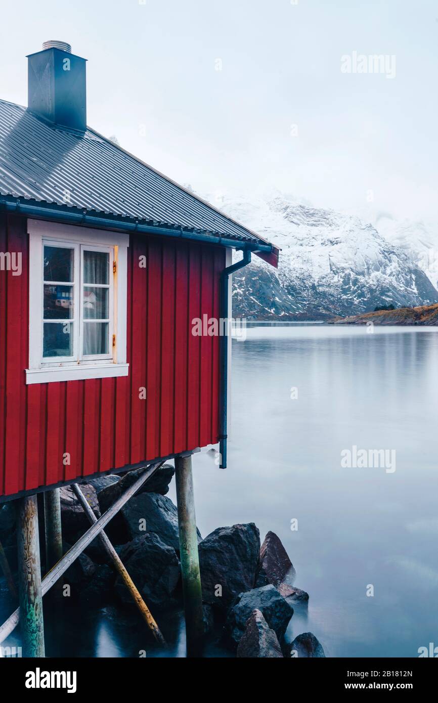 Capanna di palafitta rossa sulla costa, Hamnoy, Lofoten, Norvegia Foto Stock