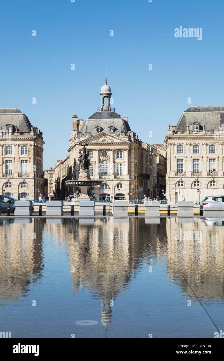 Francia, Gironde, Bordeaux, Place de la Bourse riflettendo in Miroir d'Eau piscina Foto Stock