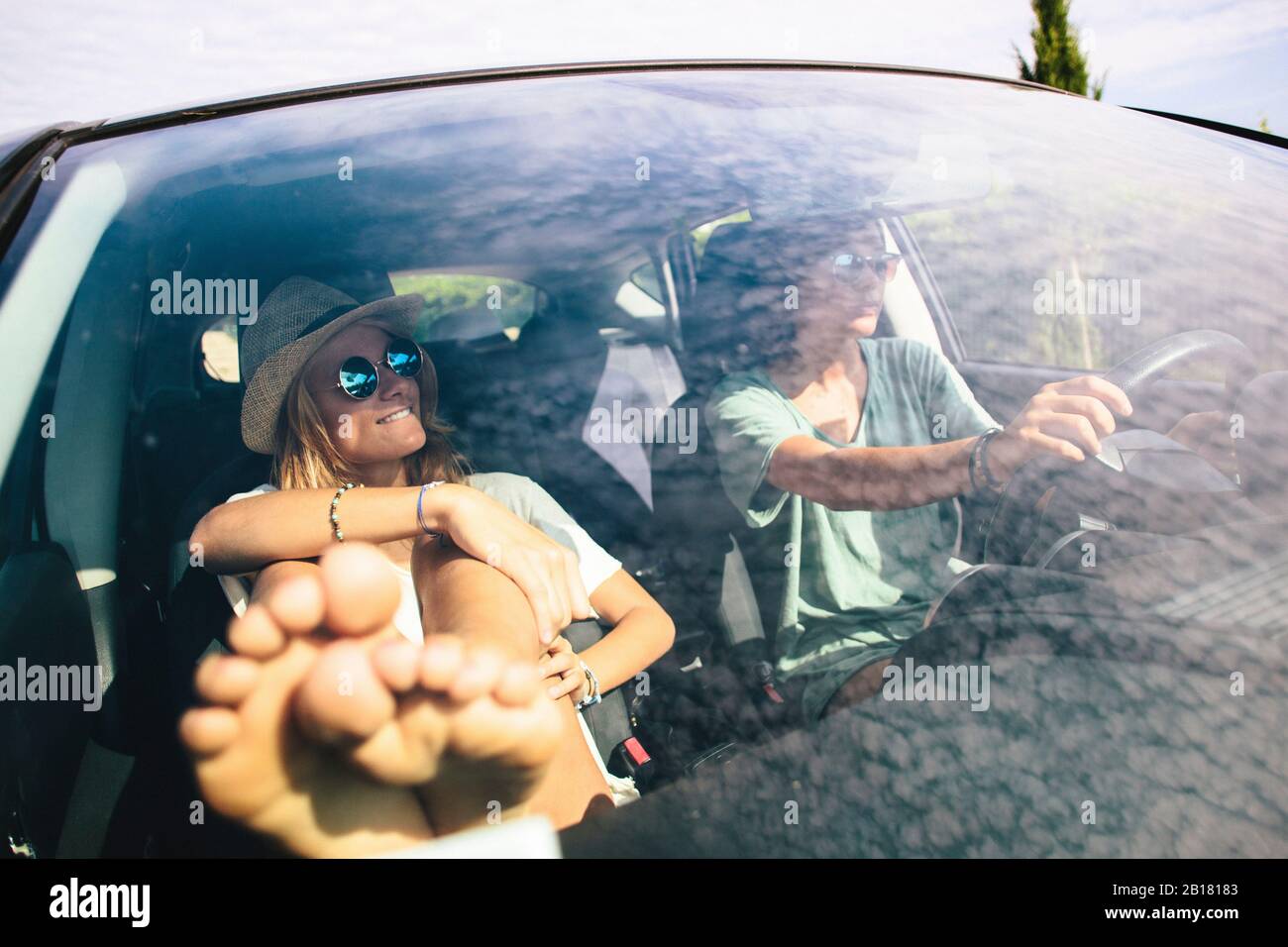 Due amici femminili in viaggio Foto Stock