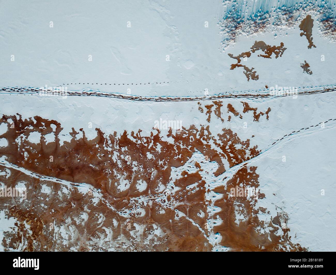 Russia, Regione di Leningrado, Tikhvin, veduta aerea del ghiaccio sul fiume Tikhvinka in inverno Foto Stock