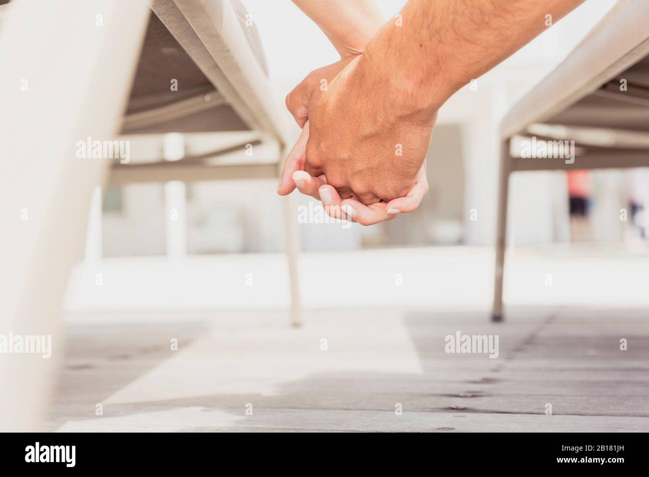 Primo piano di coppia con le mani in mano su una terrazza Foto Stock