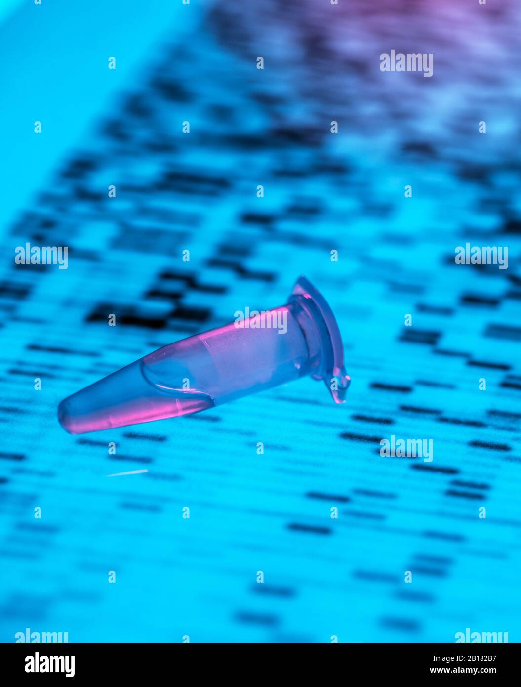 Primo piano del campione di DNA presente nel grafico dei risultati del sequenziamento del DNA Foto Stock