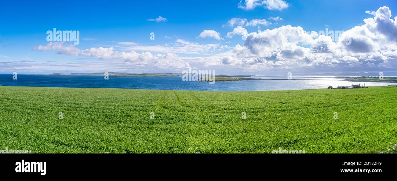 Scozia, Isole Orkney, vista su Kirk Sound e verso una Delle Churchill Barriere sul lato destro e verso Scapa Flow Beyond. L'Ita Foto Stock
