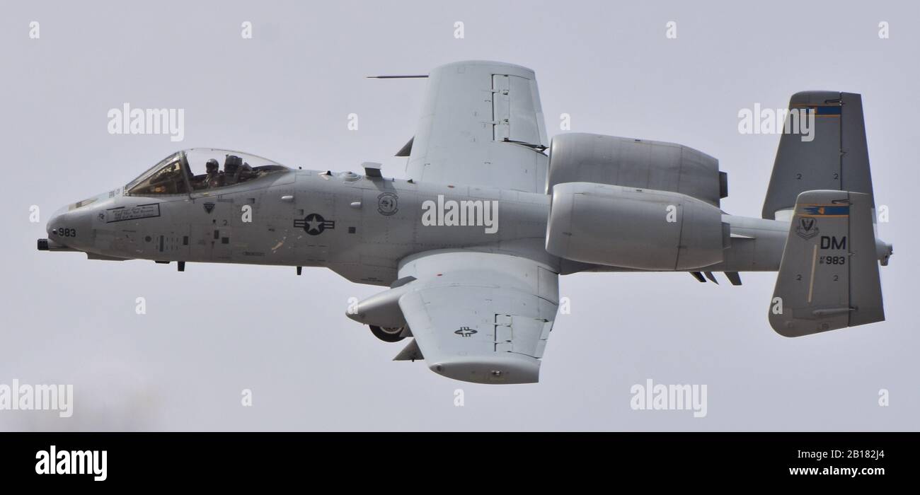 Una Air Force A-10 Warthog/Thunderbolt II che vola a MCAS Yuma. Questo jet di attacco A-10 appartiene alla base dell'aeronautica di Davis-Monthan. Foto Stock
