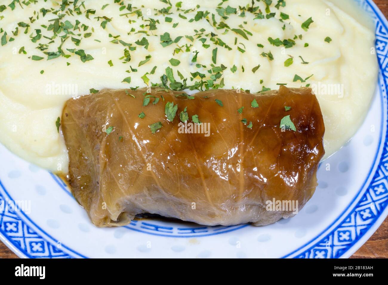Carne macinata farcita fritto rotolo di cavolo e purè di patate e Prezzemolo Foto Stock