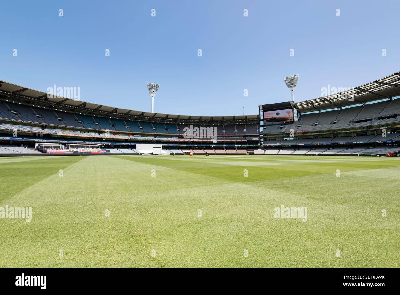 Vista dall'altezza del giocatore o dal piano terra dello stadio più grande dell'Australia, il Melbourne Cricket Ground (MCG) è pronto per una partita di cricket Foto Stock