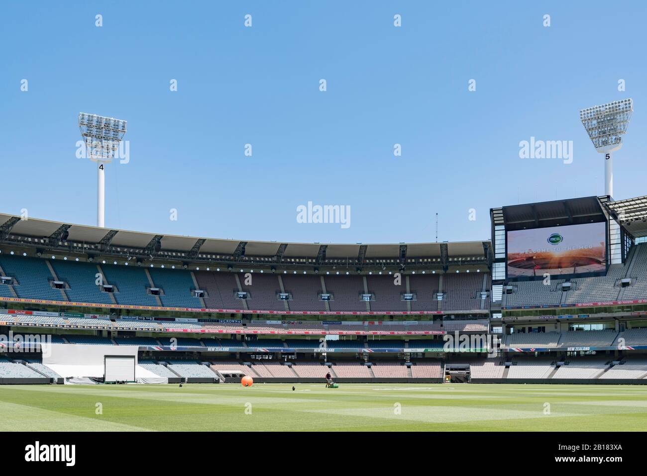 Vista dall'altezza del giocatore o dal piano terra dello stadio più grande dell'Australia, il Melbourne Cricket Ground (MCG) è pronto per una partita di cricket Foto Stock