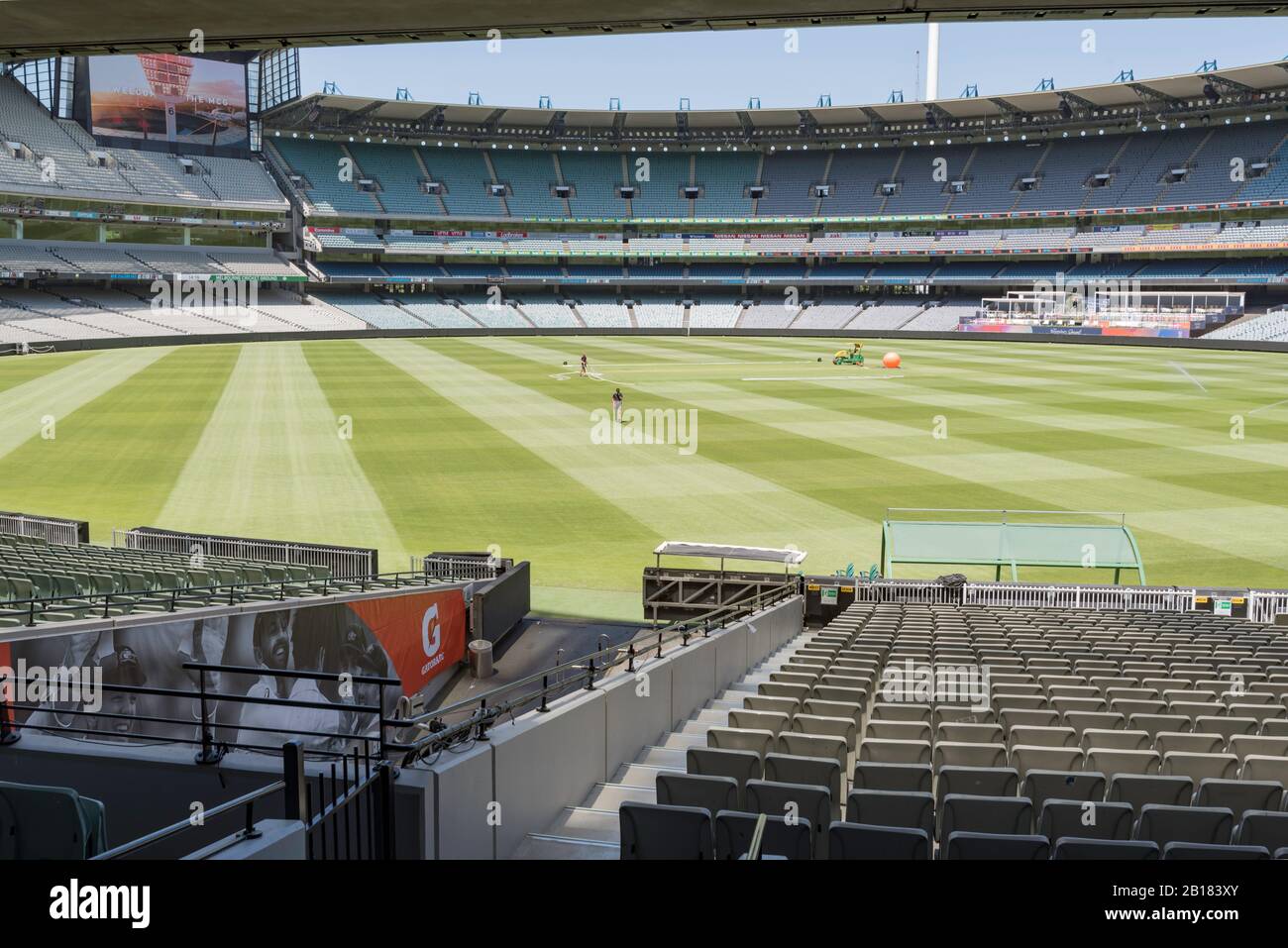 Una vista che si affaccia sulla rampa d'ingresso del giocatore al campo da cricket di Melbourne (MCG) essendo preparata per una partita di cricket test Foto Stock