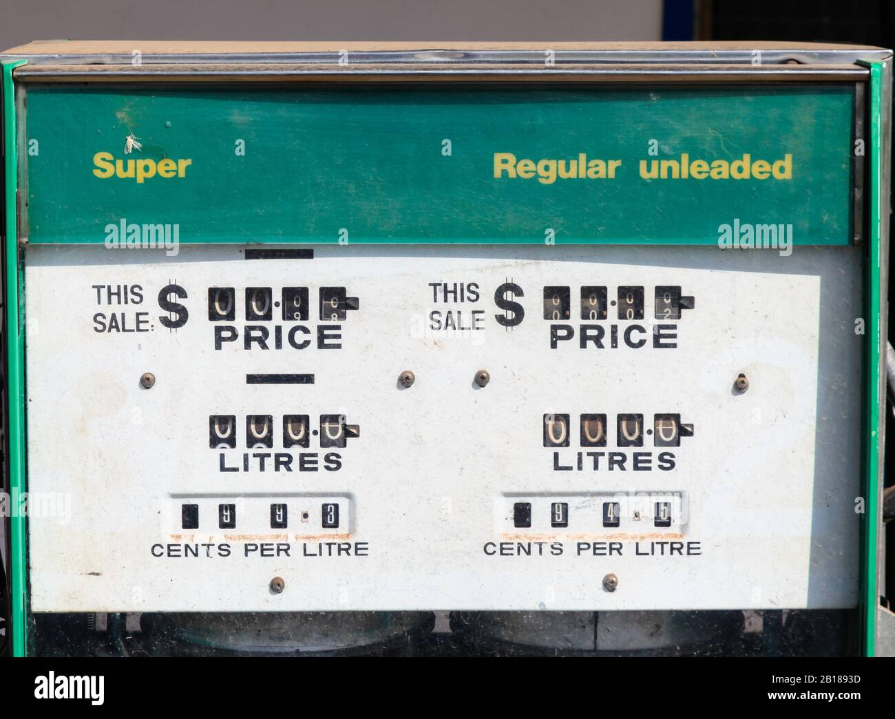 Primo piano di benzina abbandonata bowser nel Queensland centrale. I prezzi della benzina sono notevolmente aumentati e Super FUEL (OAD) non è più disponibile a Foto Stock
