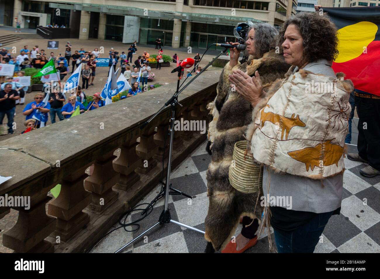 Sydney, Australia - 22 febbraio 2020 - circa 6000 manifestanti australiani si riuniscono al Sydney Town Hall in un grande raduno di protesta contro il cambiamento climatico. Foto Stock