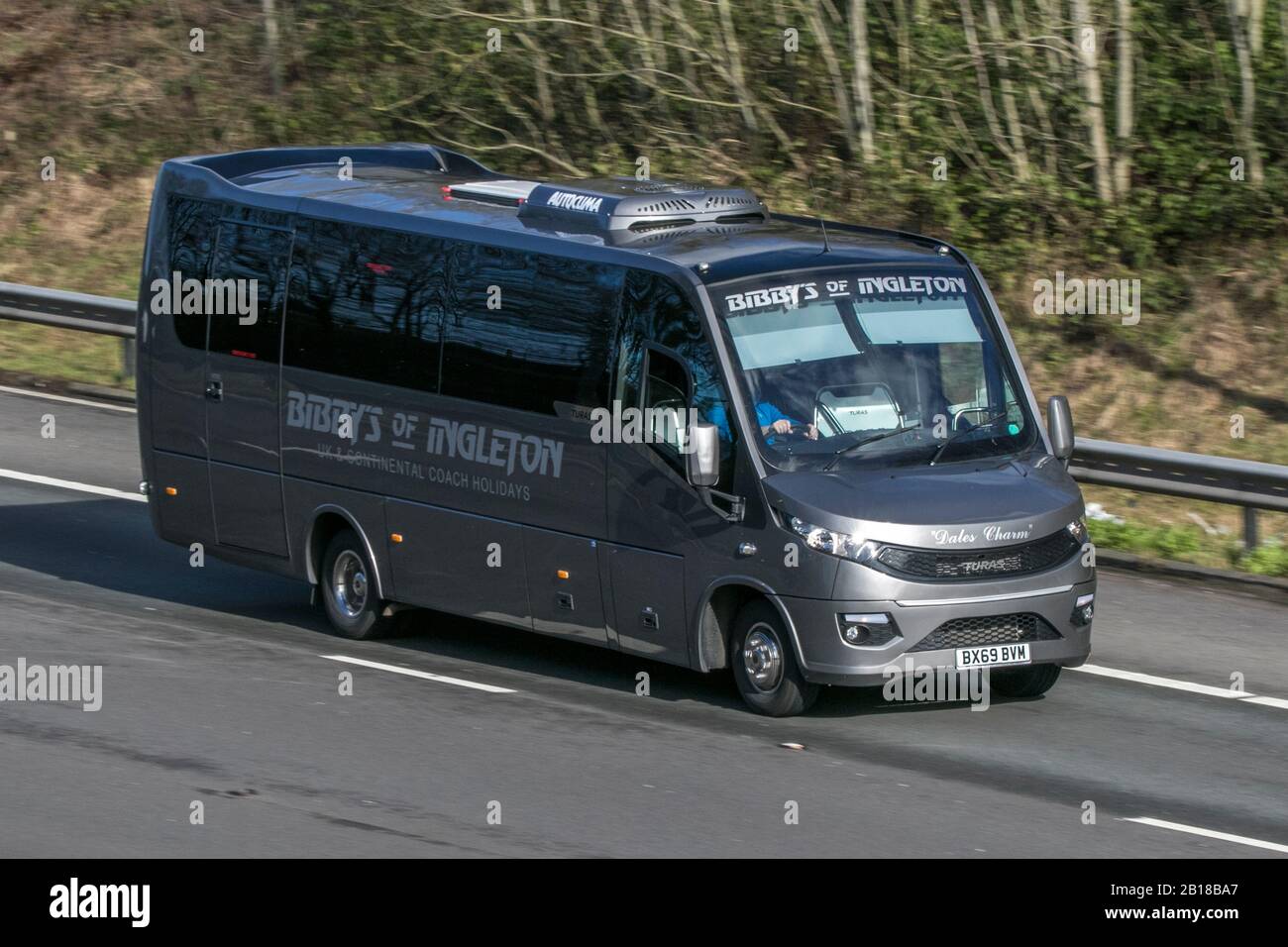 Bibbys di Ingleton bus tour in pullman Iveco Daily 70C18 Silver guida sulla M6 autostrada vicino Preston in Lancashire, Regno Unito. Foto Stock