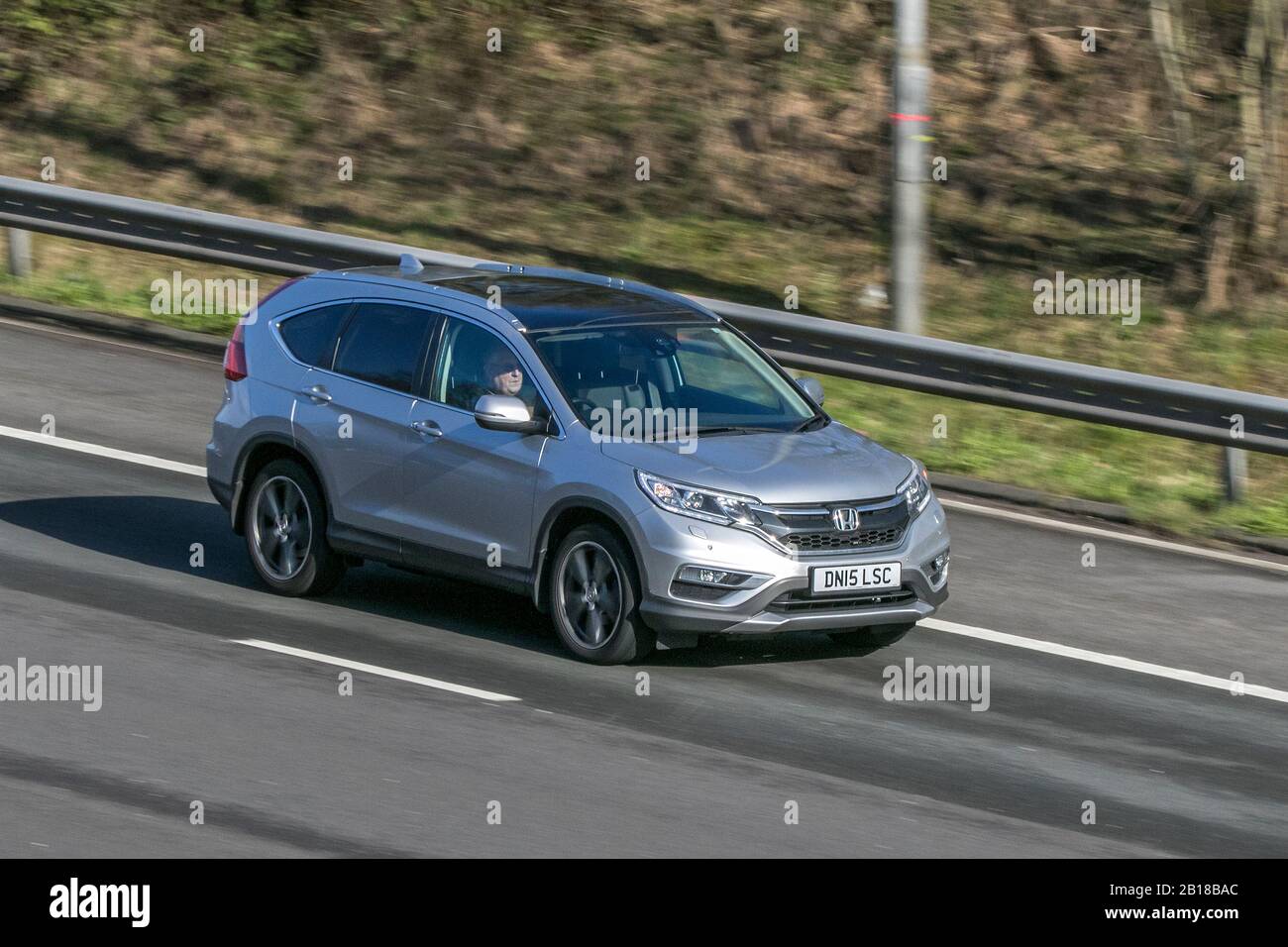 2015 Honda Cr-V ex i-VTEC Silver auto benzina guida sulla M6 autostrada vicino Preston in Lancashire, Regno Unito. Foto Stock