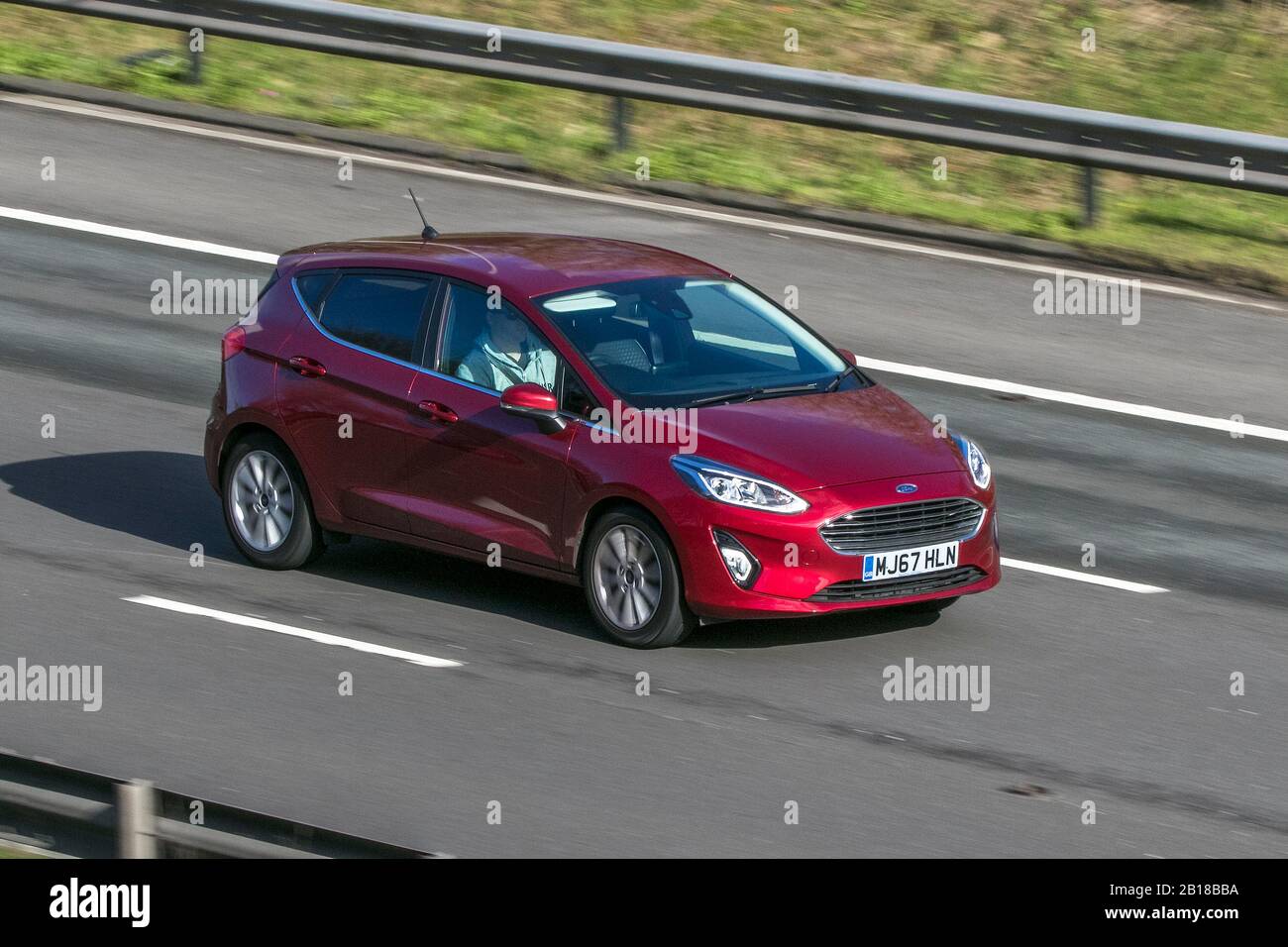 MJ67HLN Ford Fiesta Titanium Turbo Red Car benzina che guida sulla M6 autostrada vicino Preston in Lancashire, Regno Unito. Foto Stock