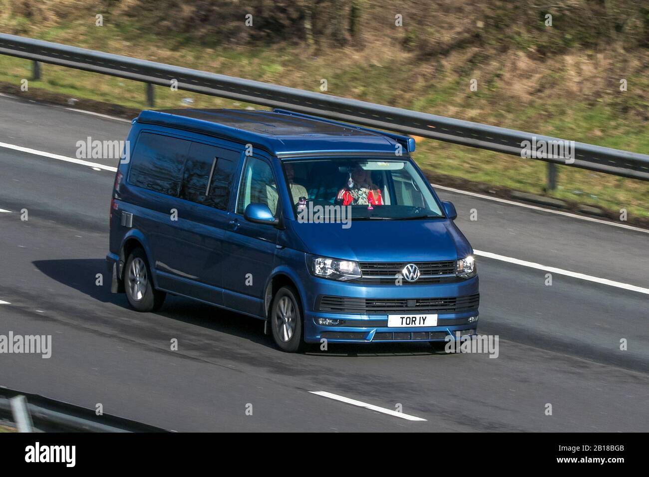 TOR1Y Volkswagen Transporter T32 H-Ln Blue LCV Diesel Guida sulla M6 autostrada vicino Preston in Lancashire, Regno Unito. Foto Stock