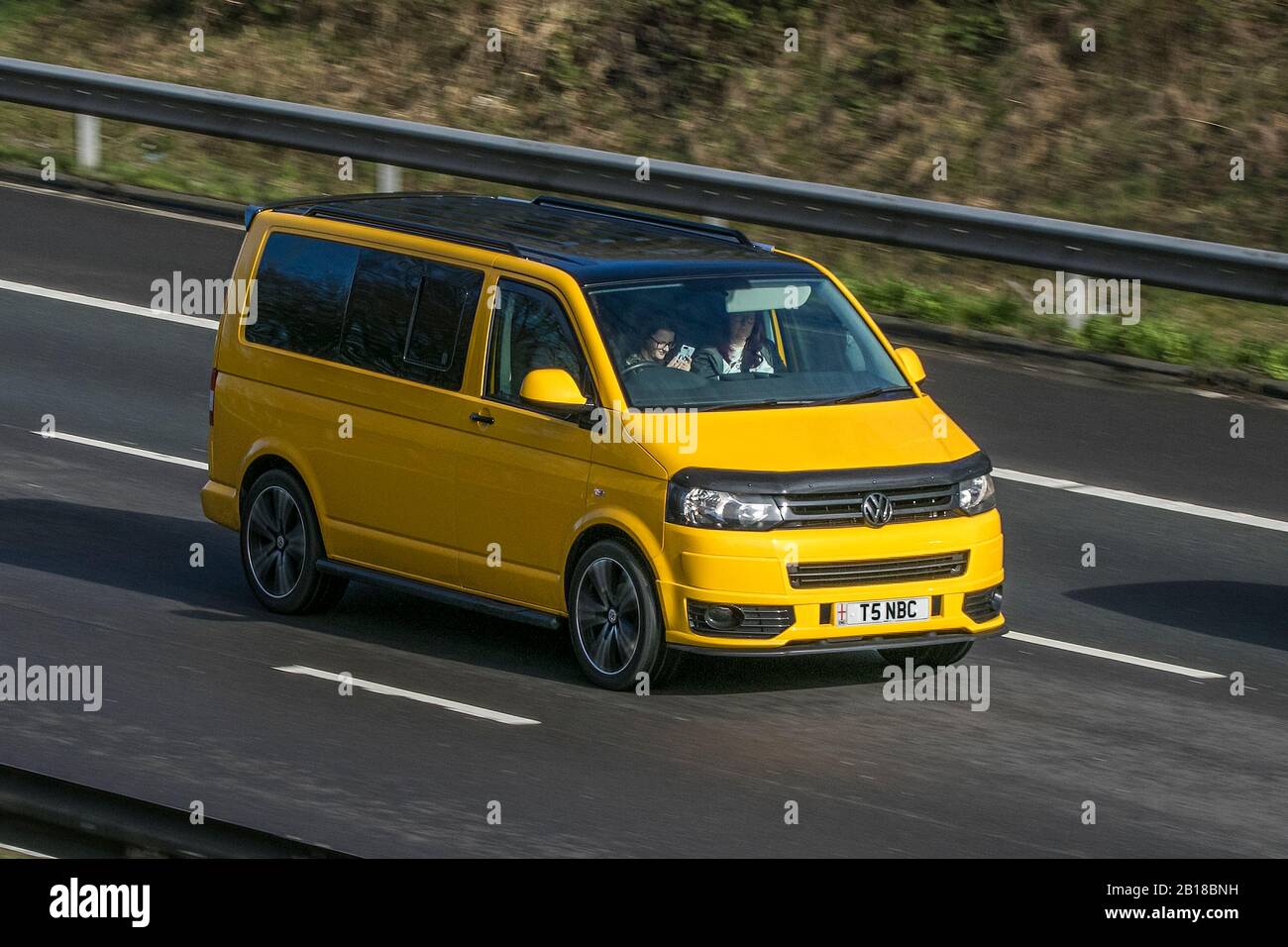 2015 GIALLO Volkswagen Transporter T32 Startline; guida sull'autostrada M6 vicino Preston a Lancashire, Regno Unito Foto Stock