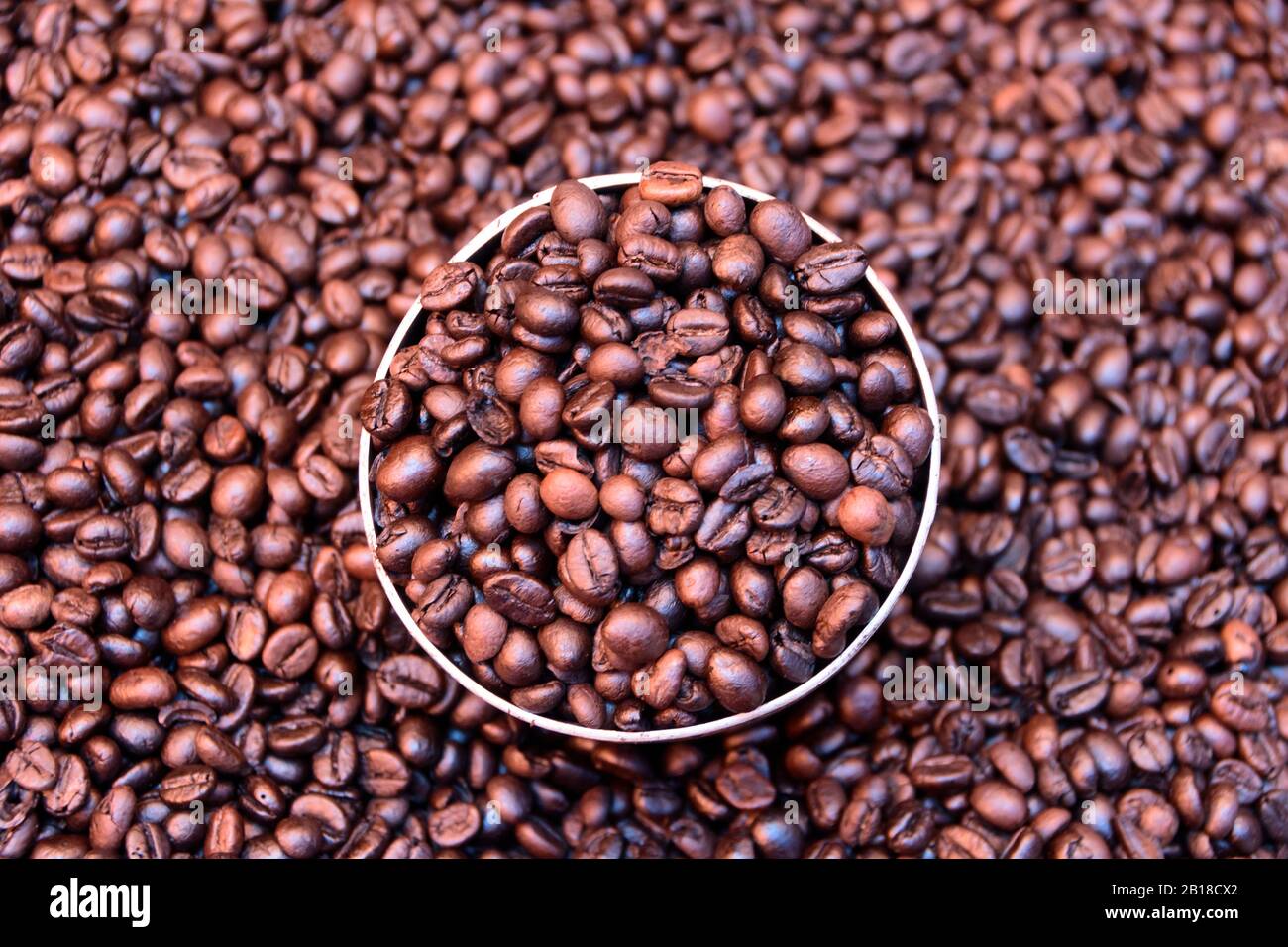 Chicchi di caffè in vendita sul mercato di Sulawesi, Indonesia, Foto Stock