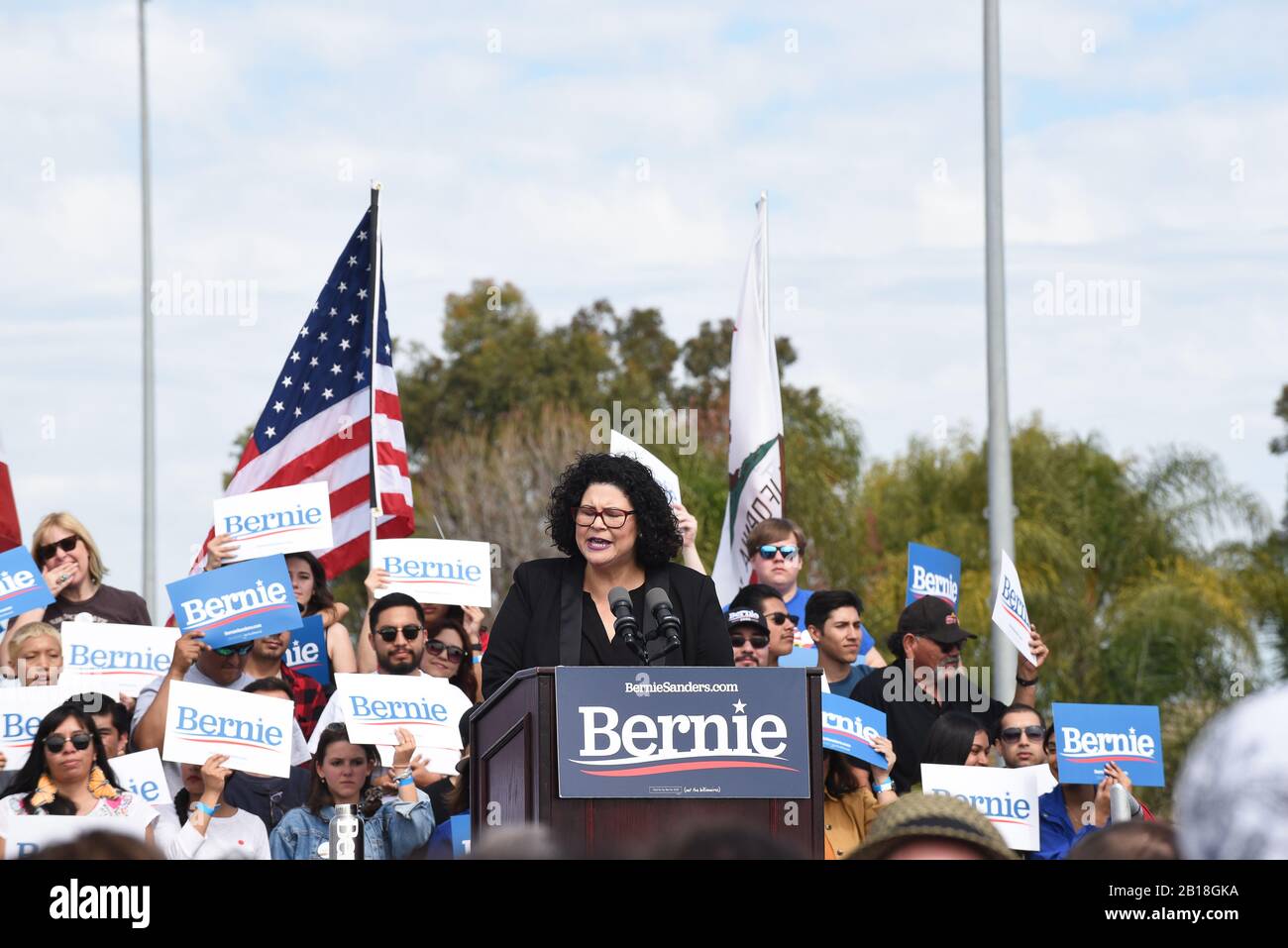 Santa ANA, CALIFORNIA - 21 FEB 2020: ADA Briceno Presidente del Partito democratico della Contea di Orange parla a Bernie Sanders Rally. Foto Stock