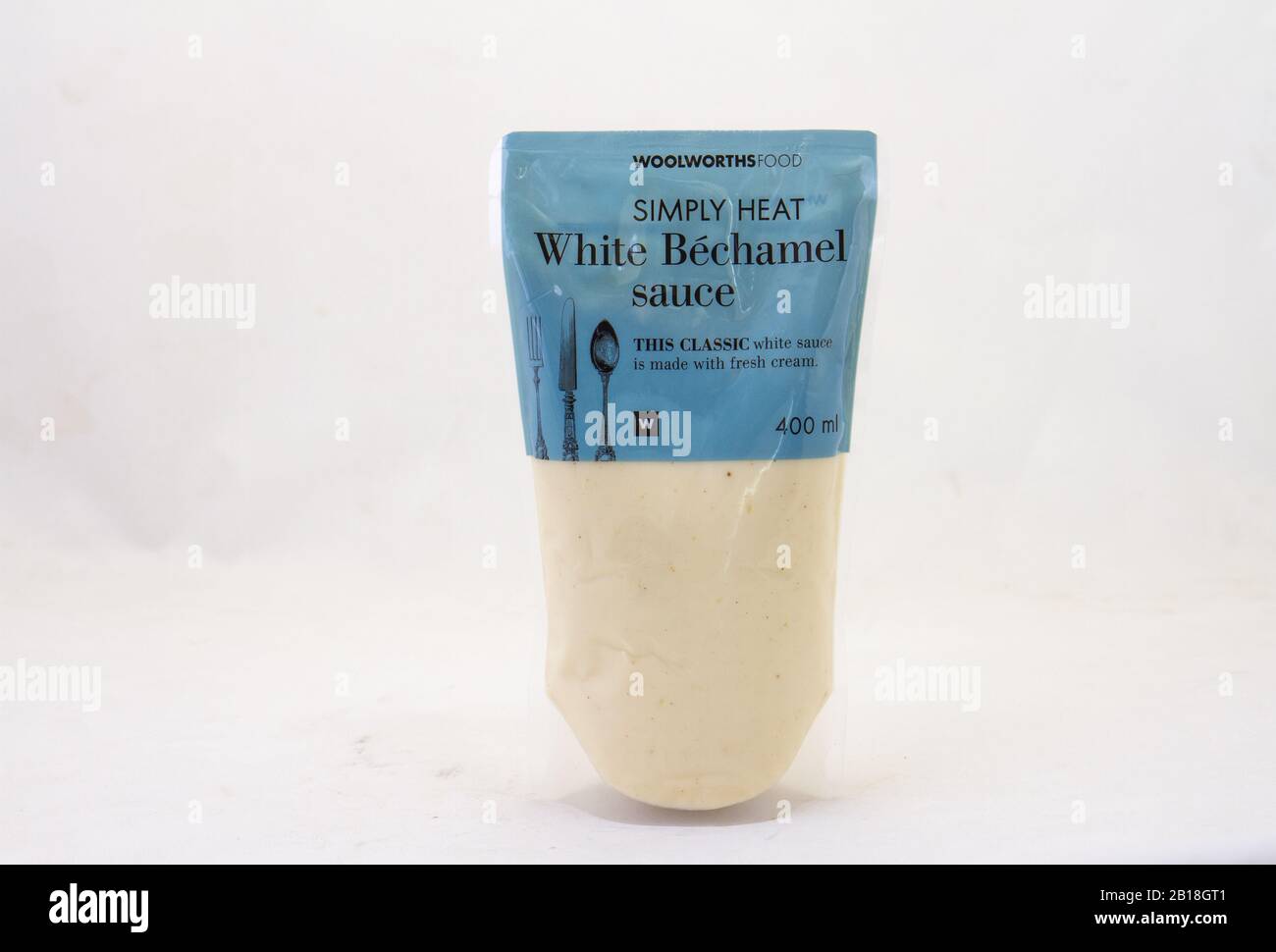 Alberton, Sud Africa - un pacchetto di Woolworths cibo bianco salsa bechamel isolato su una chiara immagine di sfondo con spazio di copia Foto Stock