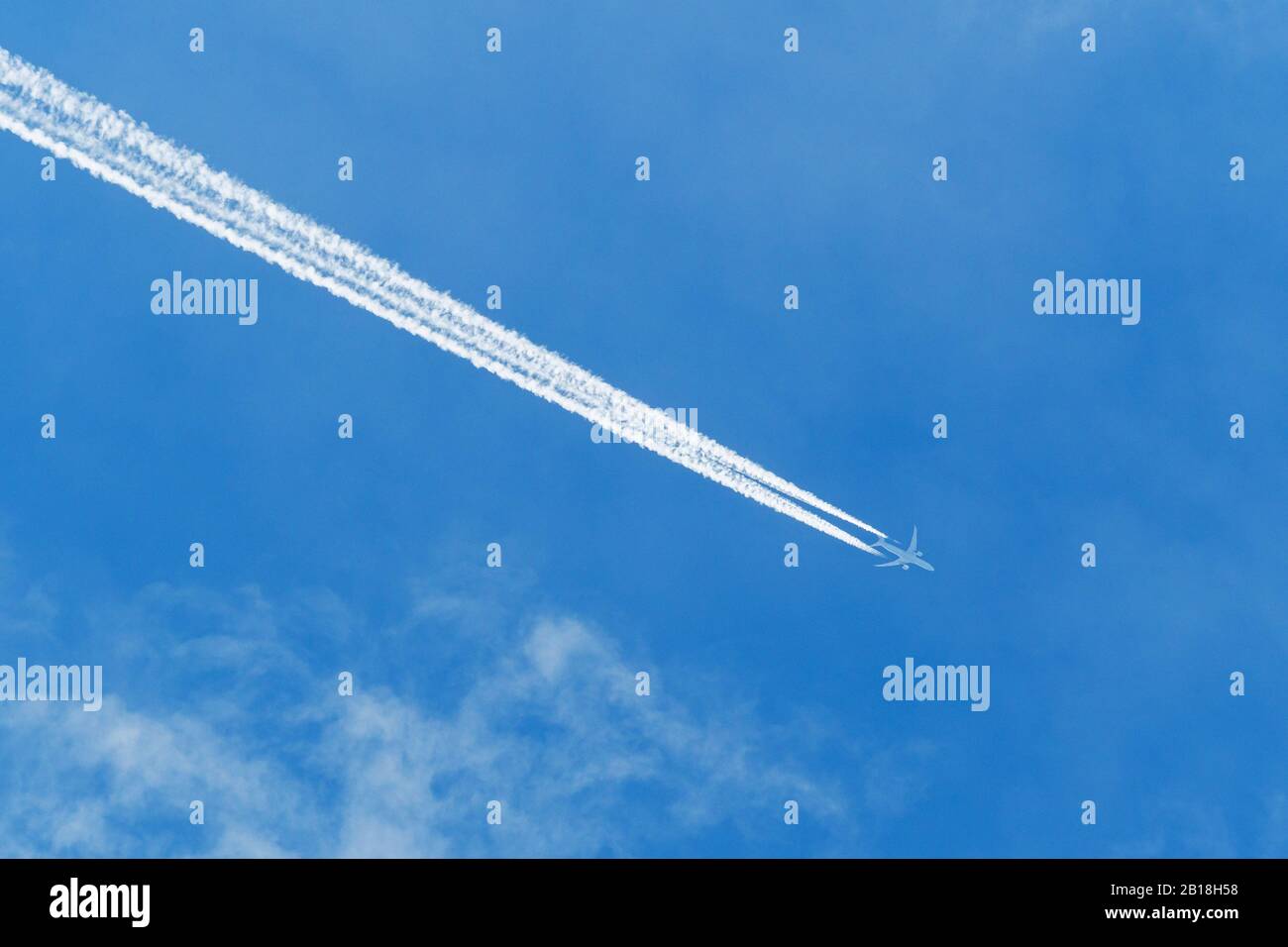 Richmond, British Columbia, Canada. 21st Feb, 2020. I contrails di scarico del motore si formano dietro un aereo di linea a quota di crociera mentre vola sopra l'aeroporto internazionale di Vancouver, Richmond, B.C. il venerdì, 21 febbraio 2020. Credito: Bayne Stanley/Zuma Wire/Alamy Live News Foto Stock