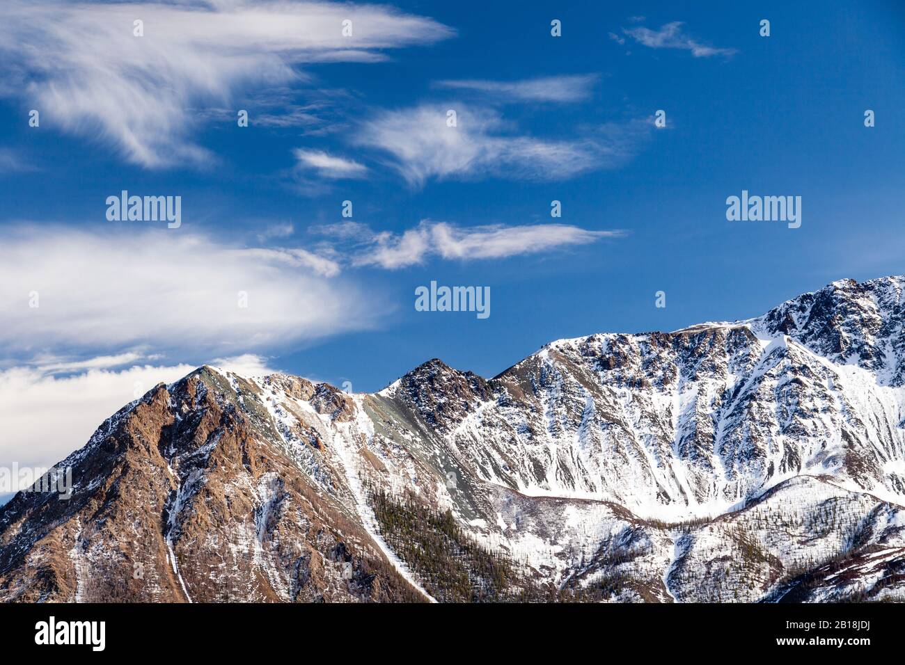 Cima di montagna innevata del ghiacciaio contro cielo blu, nuvole, copia spazio, luogo per il testo Foto Stock