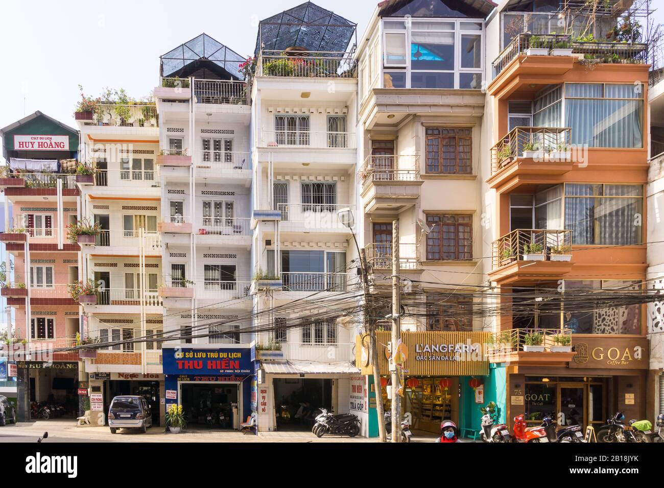 Case a tubo strette a più piani con facciate colorate su una strada di Da Lat, Vietnam. Foto Stock