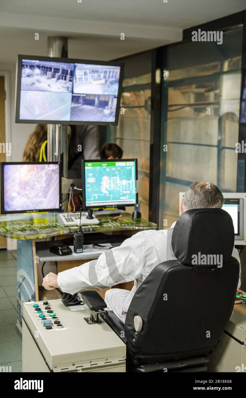 Basingstoke, Regno Unito - 21 settembre 2019: Operatore della sala di controllo che muove rifiuti utilizzando schermi e joystick nell'Inceneritore di Chineham, Basingstoke. l'inci Foto Stock