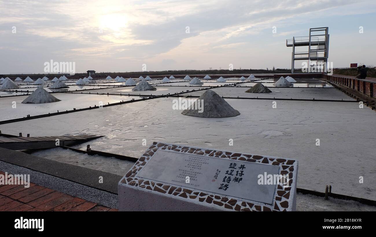 Tainan, TAIWAN - 03 dicembre 2019: Cielo serale al Jingzaijiao Tile-pavimentato Salt Fields. Foto Stock