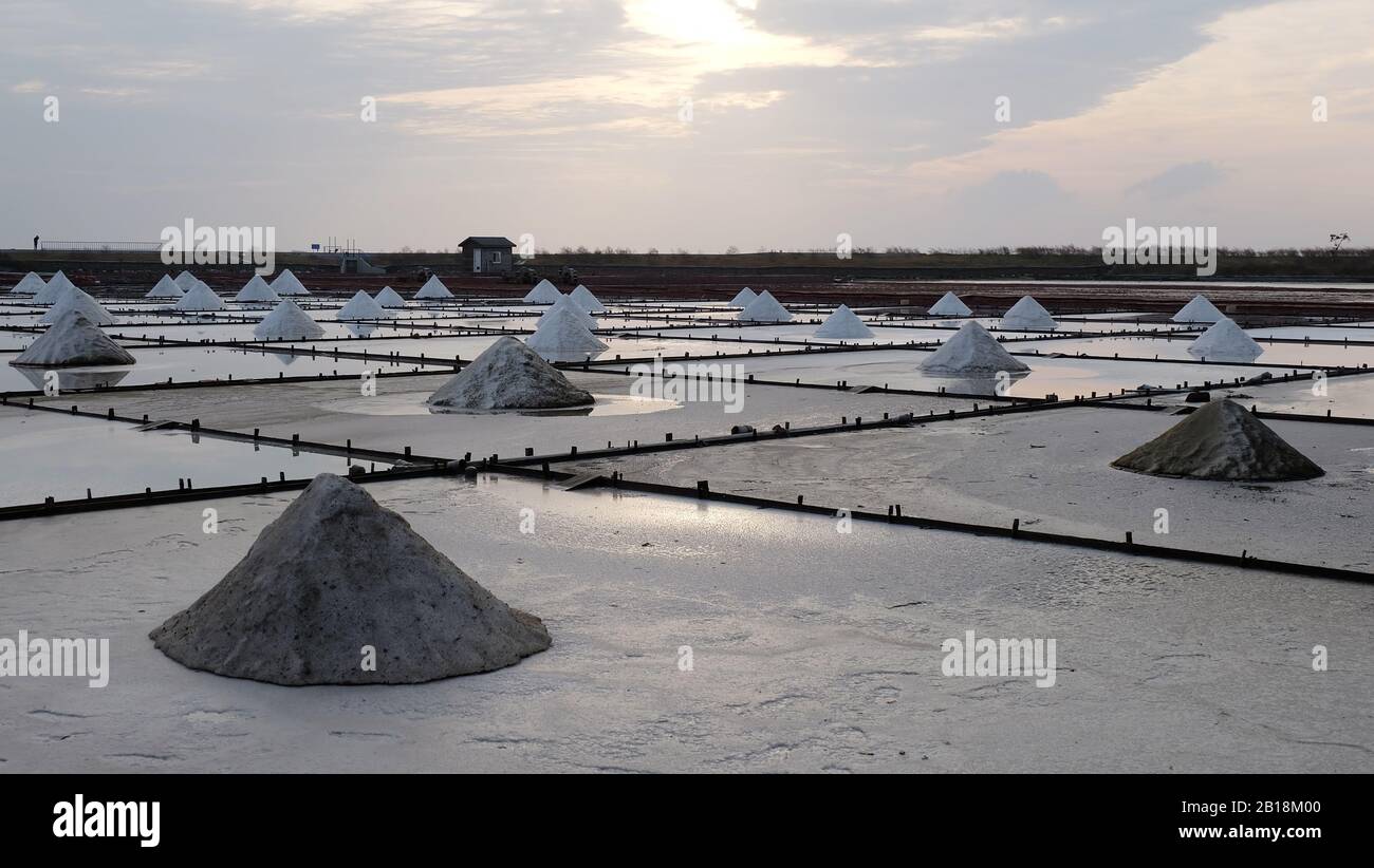 Tainan, TAIWAN - 03 dicembre 2019: Cielo serale al Jingzaijiao Tile-pavimentato Salt Fields. Foto Stock