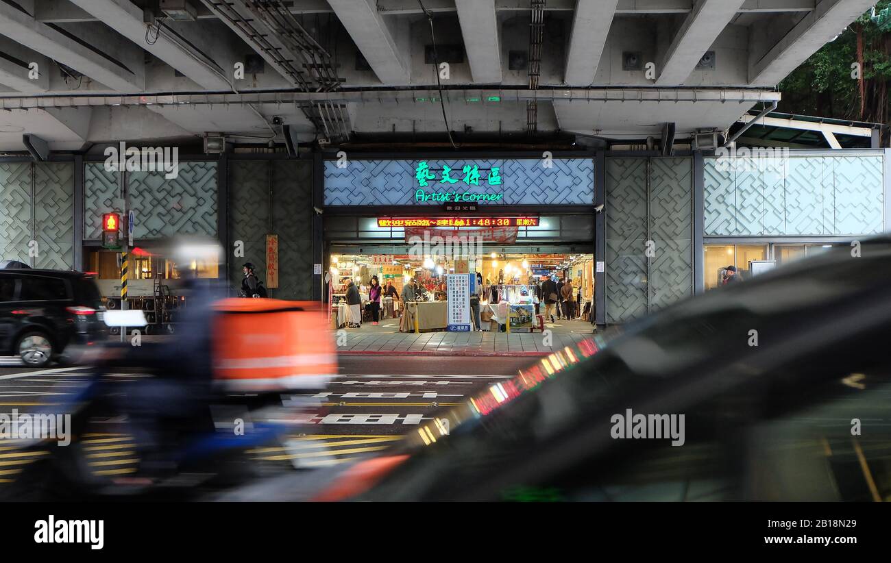 Taipei, TAIWAN - 07 dicembre 2019: Artist Corner del Jianguo Holiday Flower Market di Taipei, tratto dalla strada opposta con traffico intenso. Foto Stock