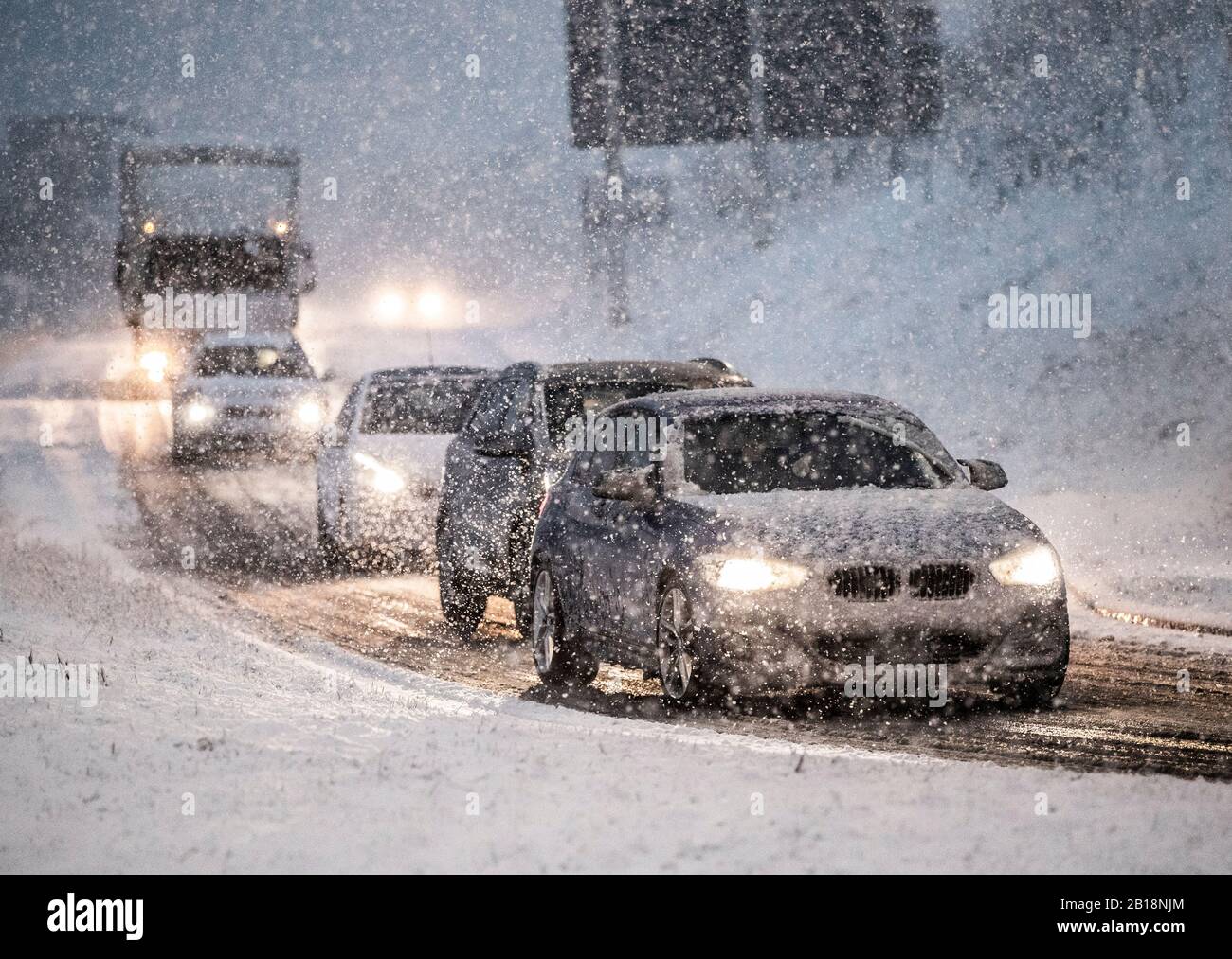 Il traffico attraversa le condizioni del wintry al Leeming Bar nel North Yorkshire dopo una notte di neve in alcune zone del Regno Unito. Foto Stock