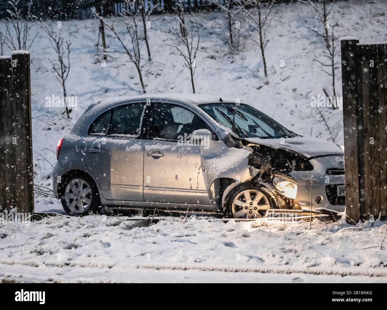 Un'auto si schiantò vicino al Leeming Bar nel North Yorkshire dopo una notte di neve ha colpito parti del Regno Unito. Foto Stock