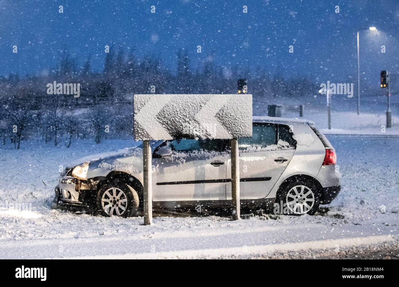 Un'auto si schiantò vicino al Leeming Bar nel North Yorkshire dopo una notte di neve ha colpito parti del Regno Unito. Foto Stock