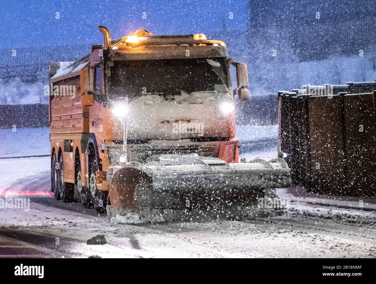 Uno spazzaneve sulla strada al Leeming Bar nel North Yorkshire dopo una notte di neve ha colpito parti del Regno Unito. Foto Stock