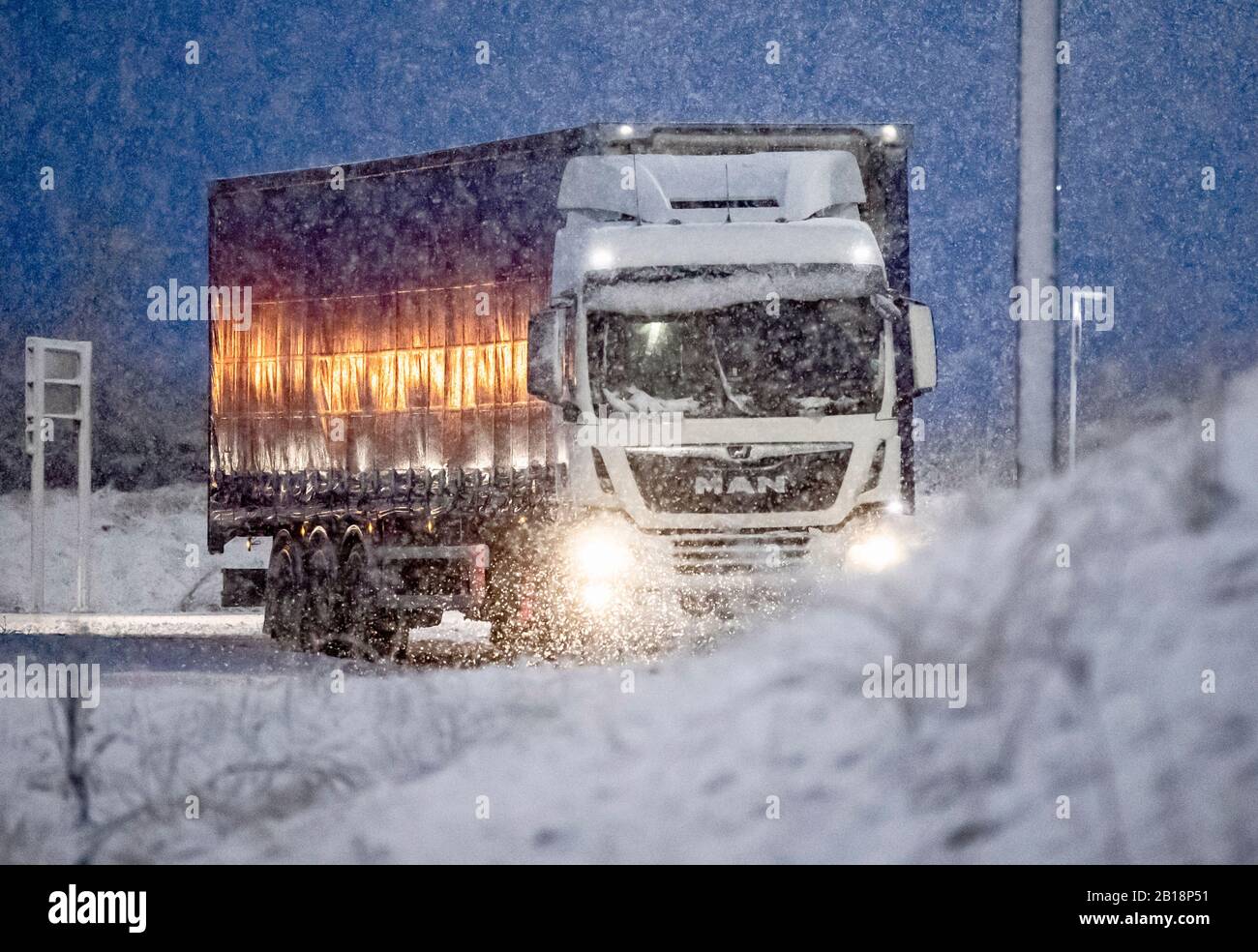 Un camion attraversa le condizioni del wintry vicino al Leeming Bar nel North Yorkshire dopo aver colpito alcune zone del Regno Unito con neve notturna. Foto Stock