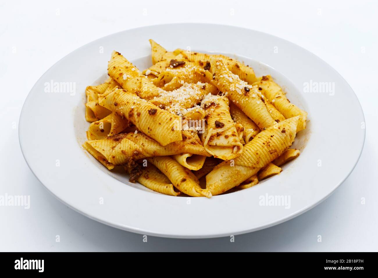 Maccheroni al pettine isolato su bianco. Pasta tradizionale italiana Foto Stock